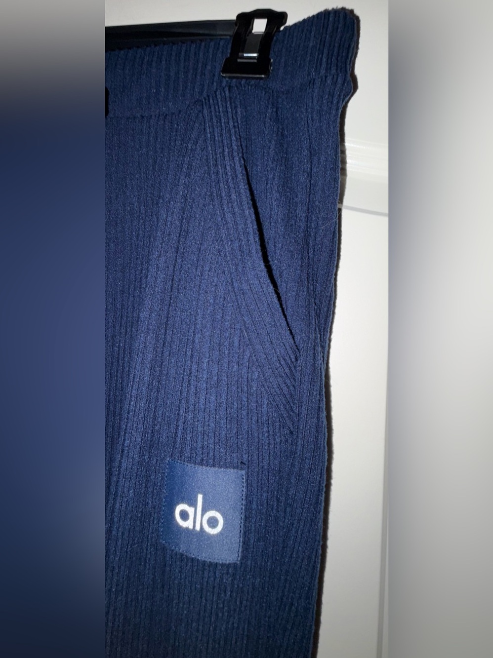 ALO MUSE RIBBED CROPPED HOODIE & MUSE RIBBED JOGGERS - Picture 7 of 12